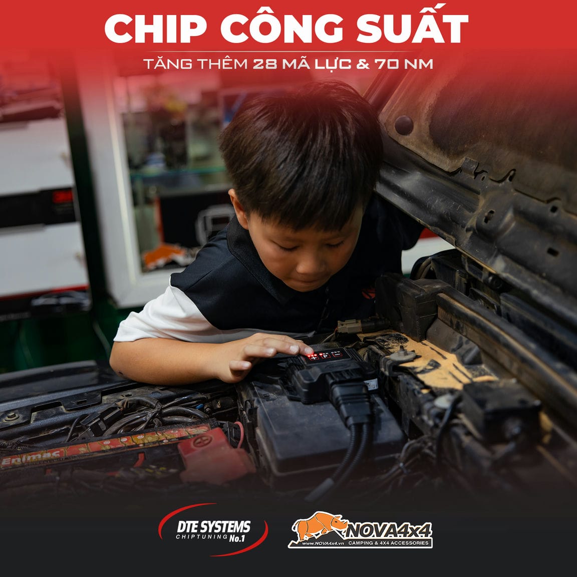 Cậu bé tò mò sản phẩm chip công suất PowerControl X