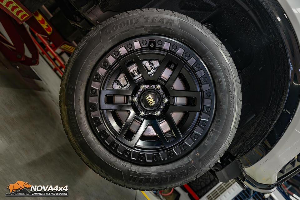 Độ Ford Ranger Stormtrak với mâm TJM Kong