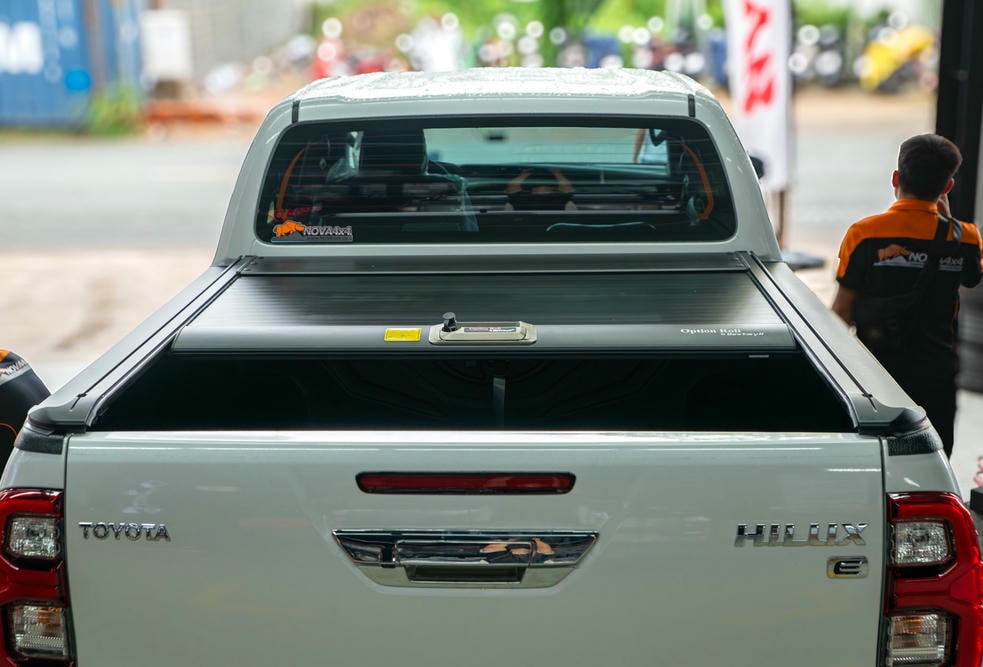 Nắp thùng cuộn cơ cho Toyota Hilux
