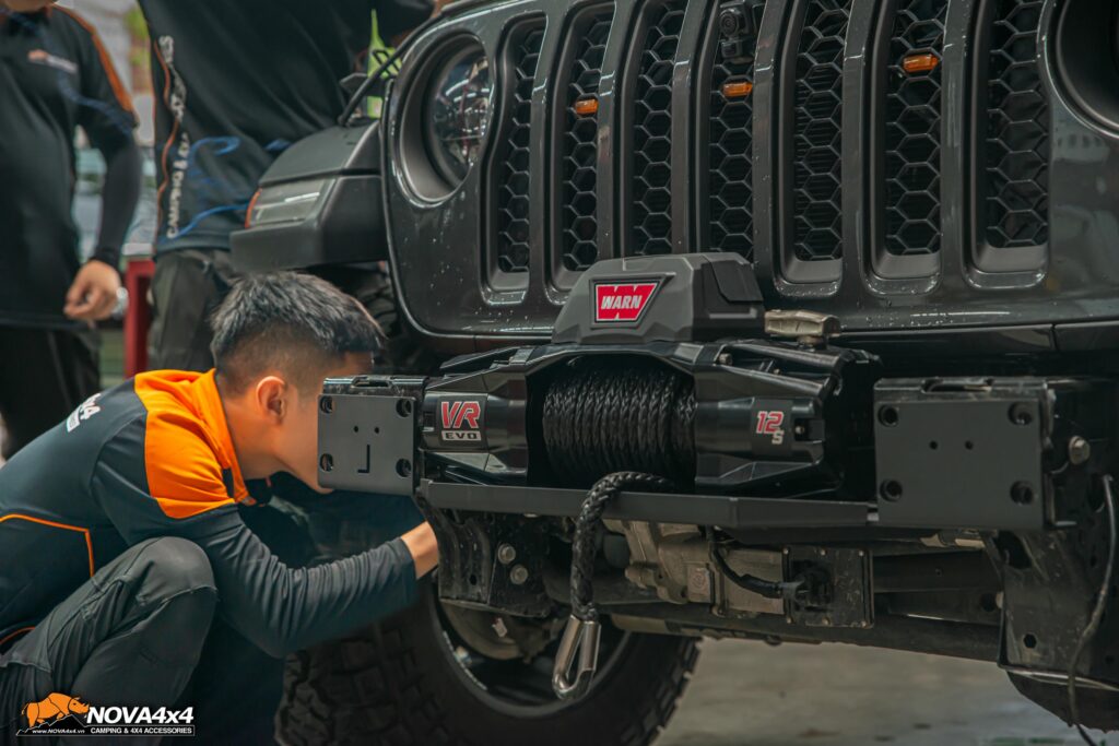 Lắp đặt tời WARN VR 12-S cho Jeep Gladiator