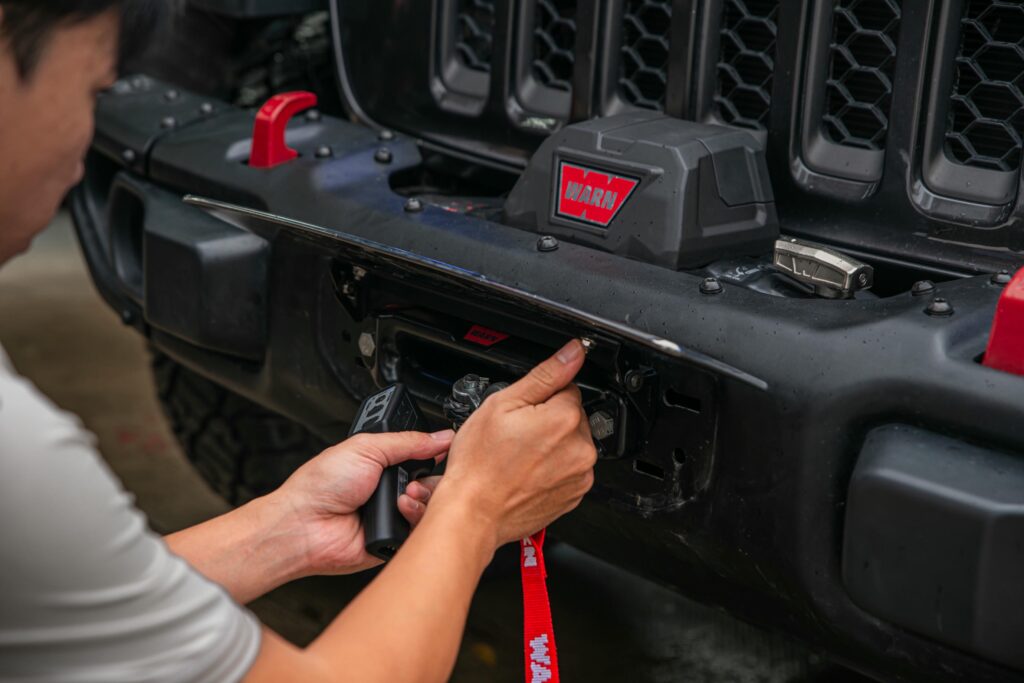 Tời cho Jeep Gladiator WARN VR 12-S - " cứu tinh" cho những chuyến đi địa hình