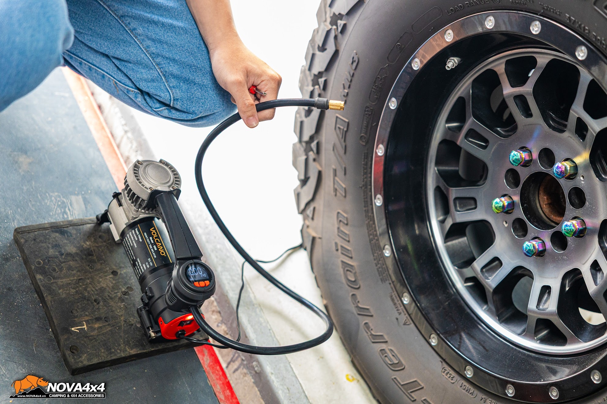 Thử thách bơm bánh xe Jeep 37" có làm khó được Volcano 6308?