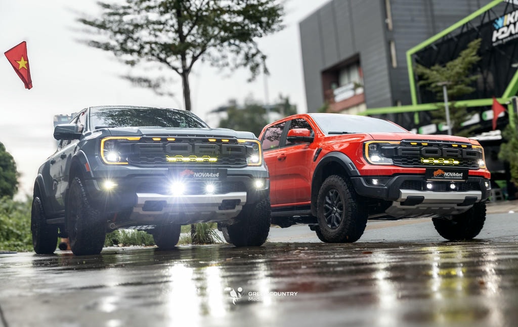 Hai bản Raptor độ, cùng chung một nhịp đập của đam mê và sức mạnh