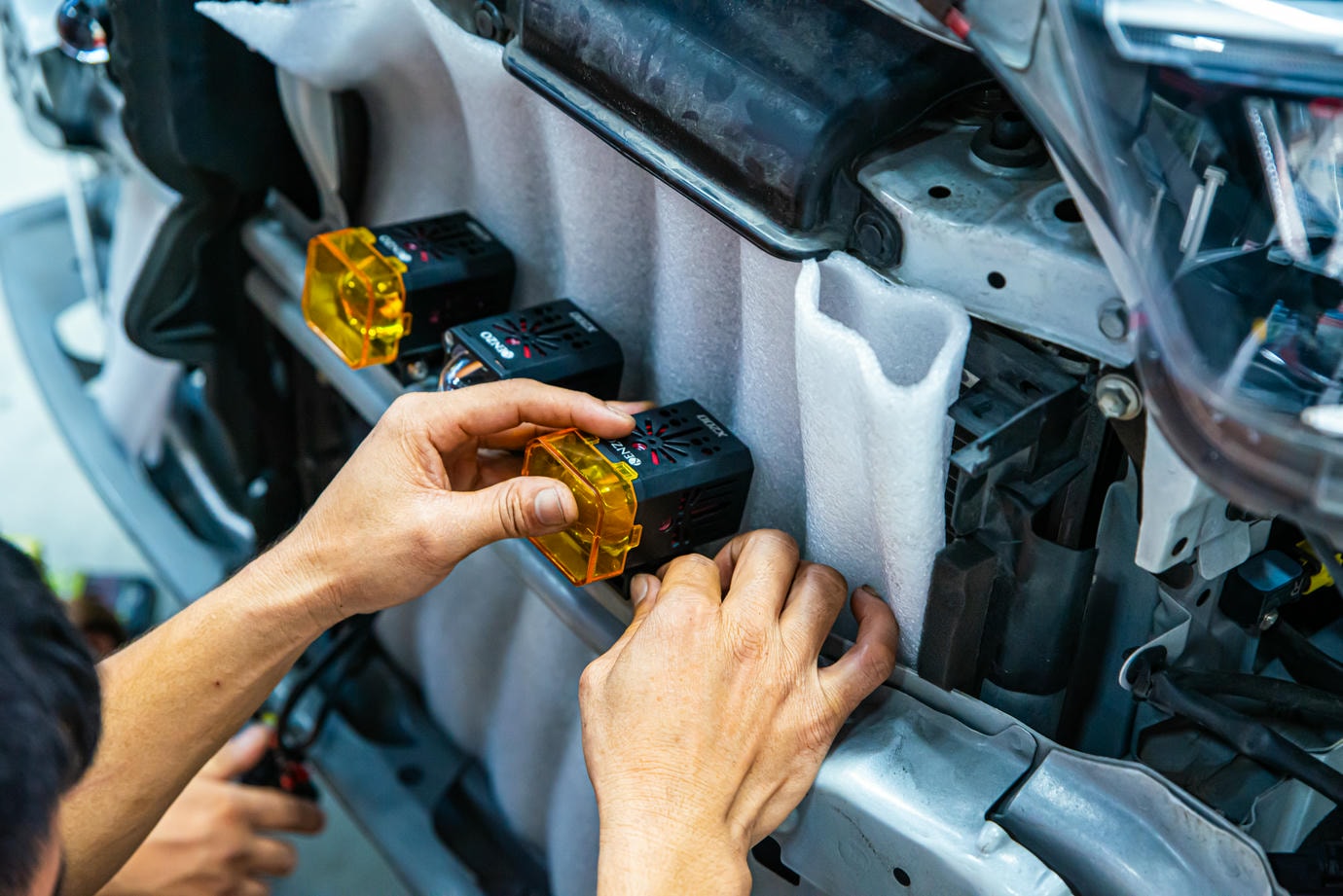 kèm chụp vàng chuyên dụng để tối ưu khi đi sương mù.