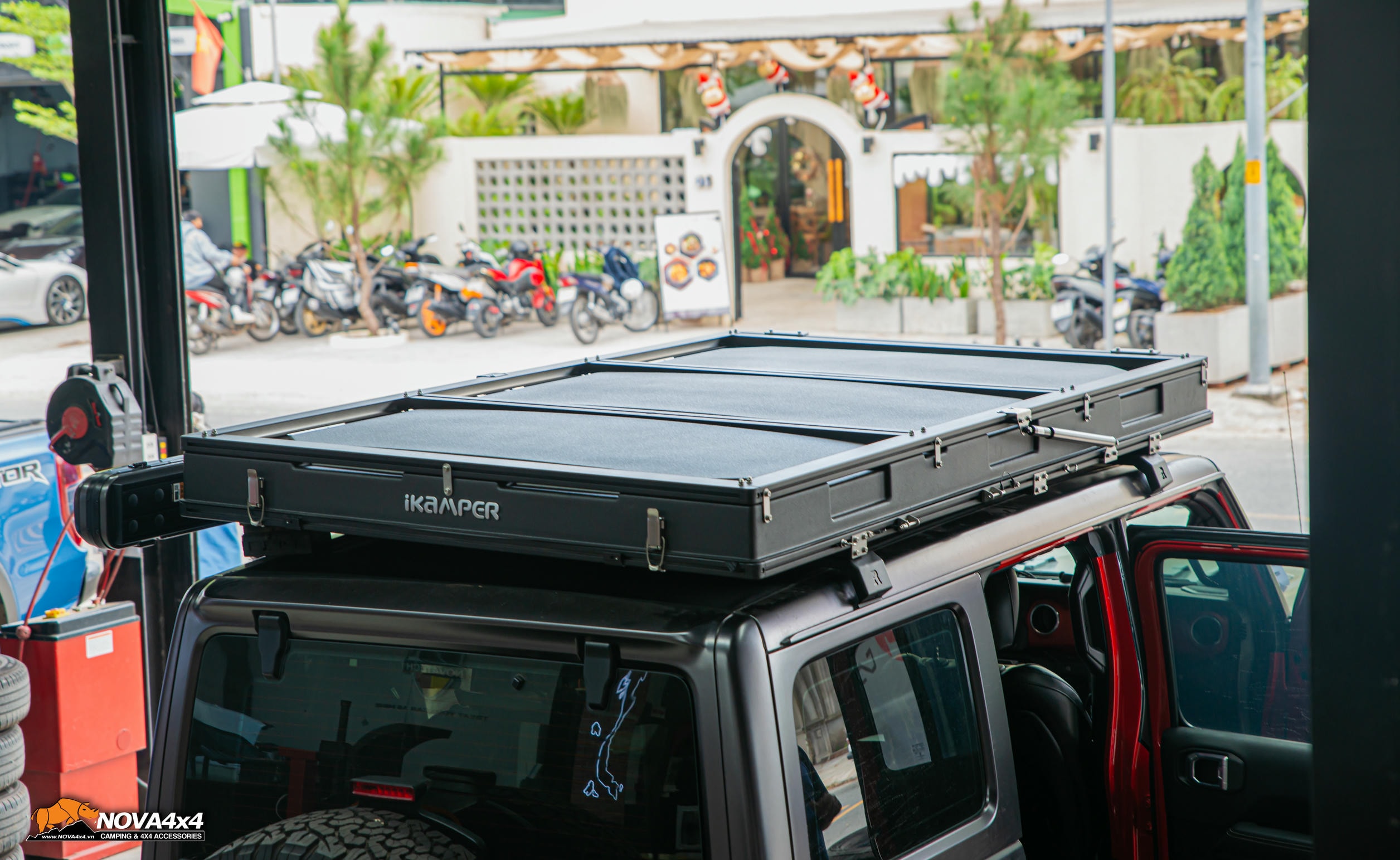 Thách thức "lều nóc Jeep vào hầm xe"