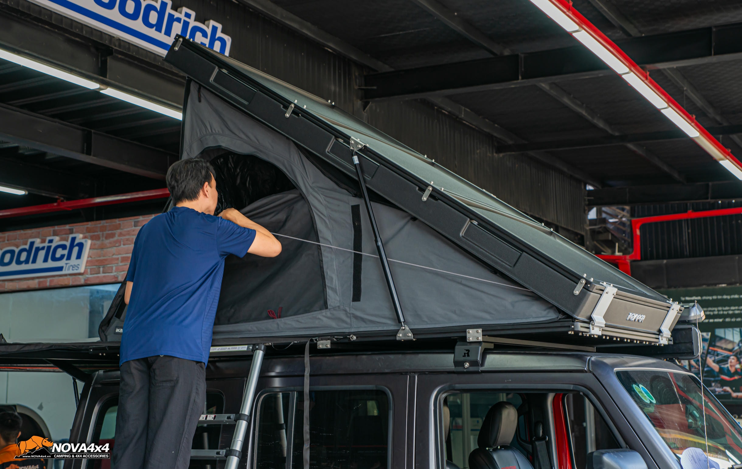 Có thang rời tiện lợi: Cho anh em tháo ra, lắp vào để leo lên, trèo xuống lều.