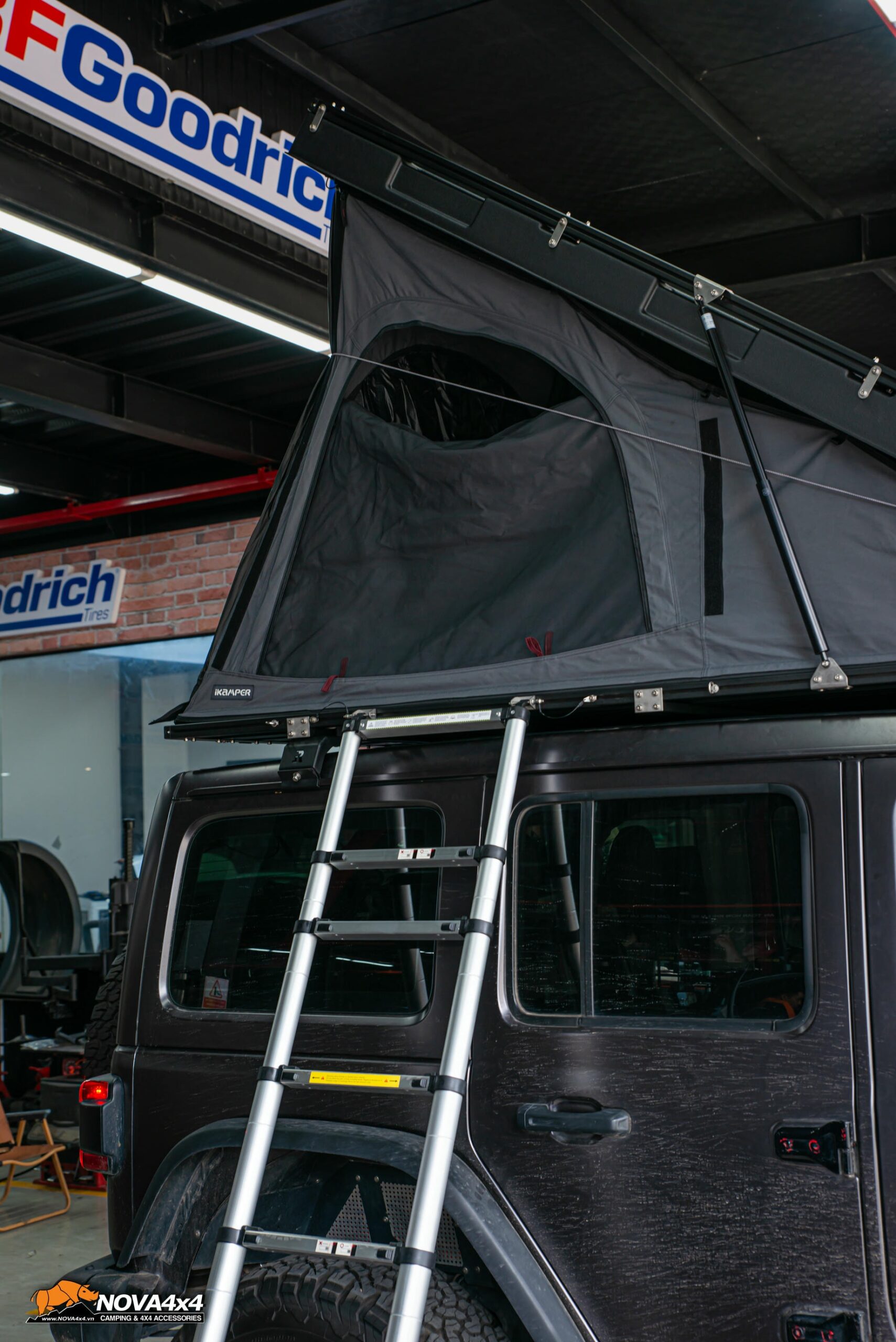 Có thang rời tiện lợi: Cho anh em tháo ra, lắp vào để leo lên, trèo xuống lều. Có thang rời tiện lợi: Cho anh em tháo ra, lắp vào để leo lên, trèo xuống lều.