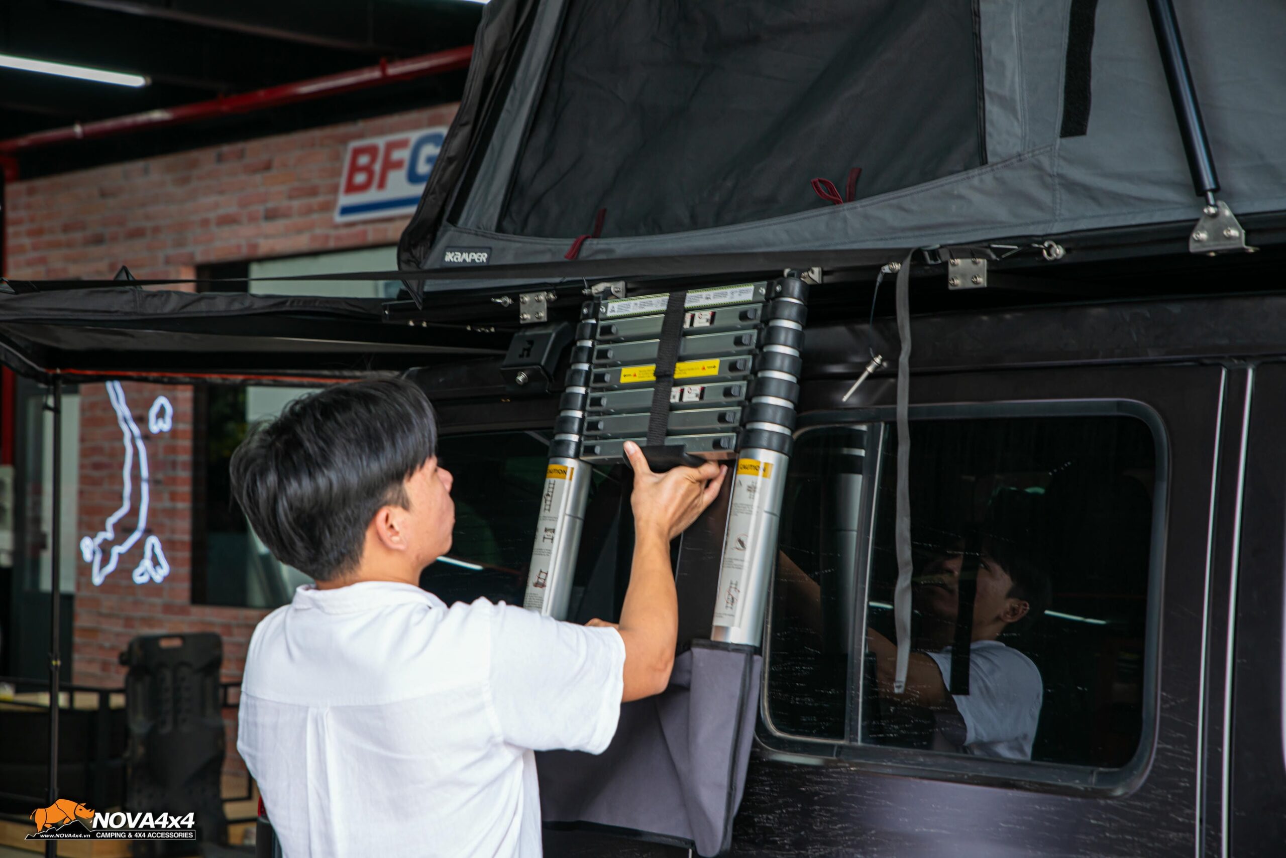 Có thang rời tiện lợi: Cho anh em tháo ra, lắp vào để leo lên, trèo xuống lều. Có thang rời tiện lợi: Cho anh em tháo ra, lắp vào để leo lên, trèo xuống lều.