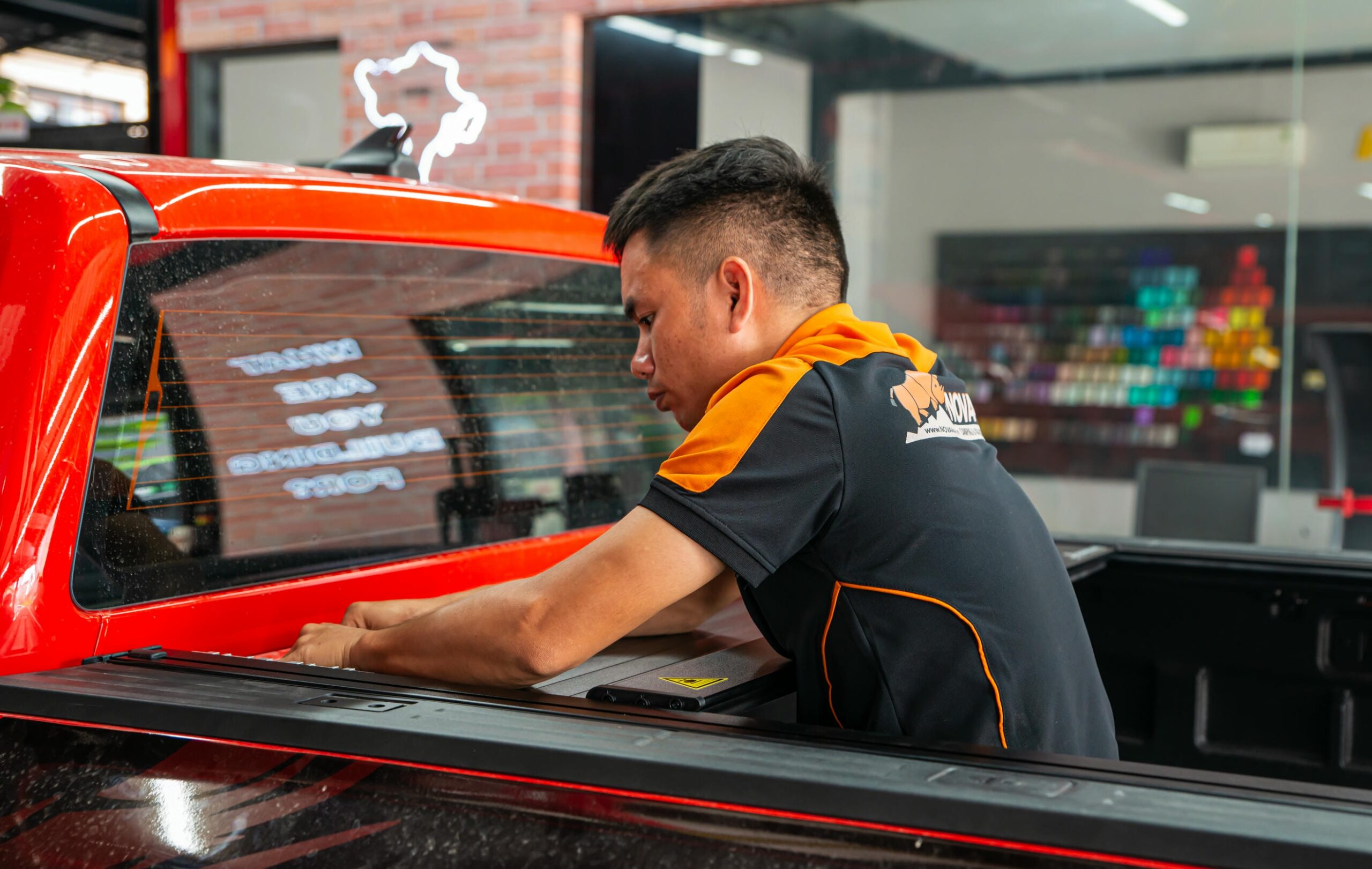 Khi nắp thùng Ford Ranger Raptor không chỉ là món đồ bảo vệ