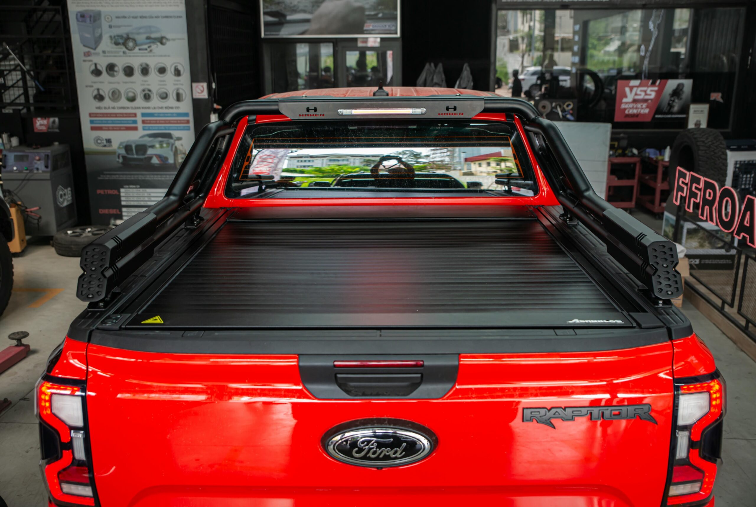 Khi nắp thùng Ford Ranger Raptor không chỉ là món đồ bảo vệ