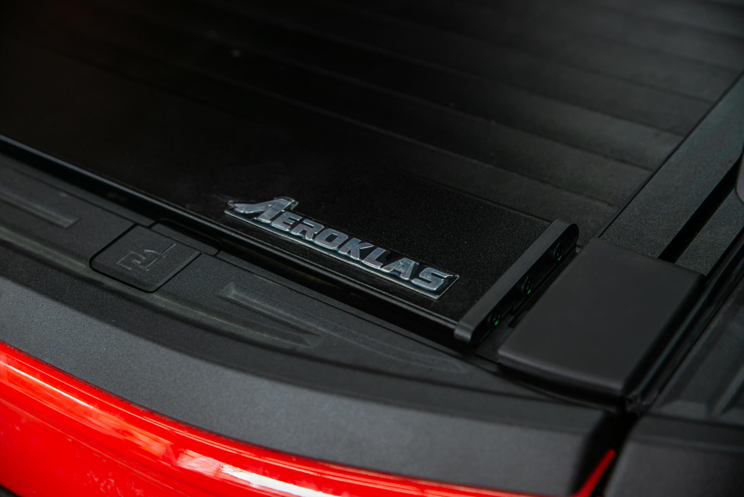 Khi nắp thùng Ford Ranger Raptor không chỉ là món đồ bảo vệ