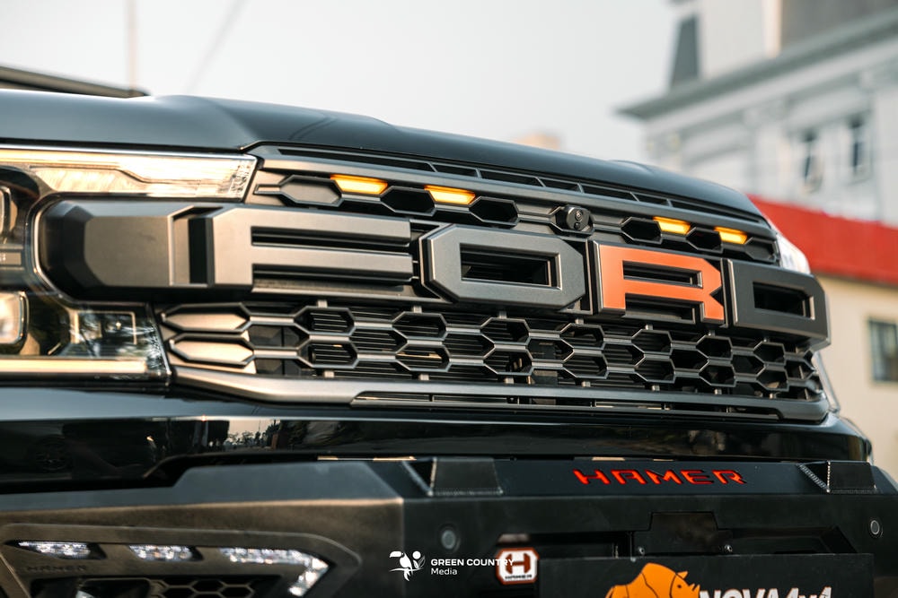 Mí Led chữ C phong cách F150: Biến cụm đèn trước trở nên hiện đại và bề thế hơn, đậm chất "cơ bắp Mỹ".