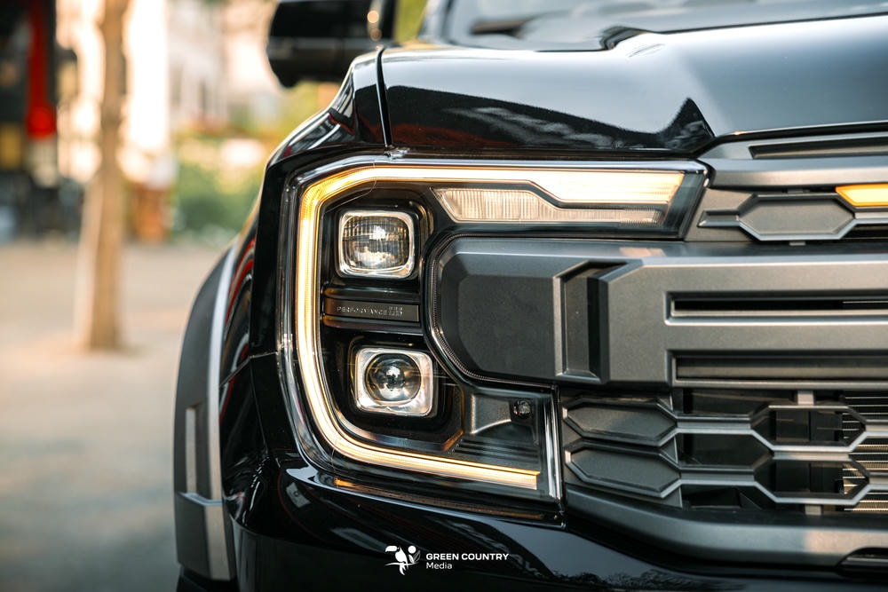Mí Led chữ C phong cách F150: Biến cụm đèn trước trở nên hiện đại và bề thế hơn, đậm chất "cơ bắp Mỹ".