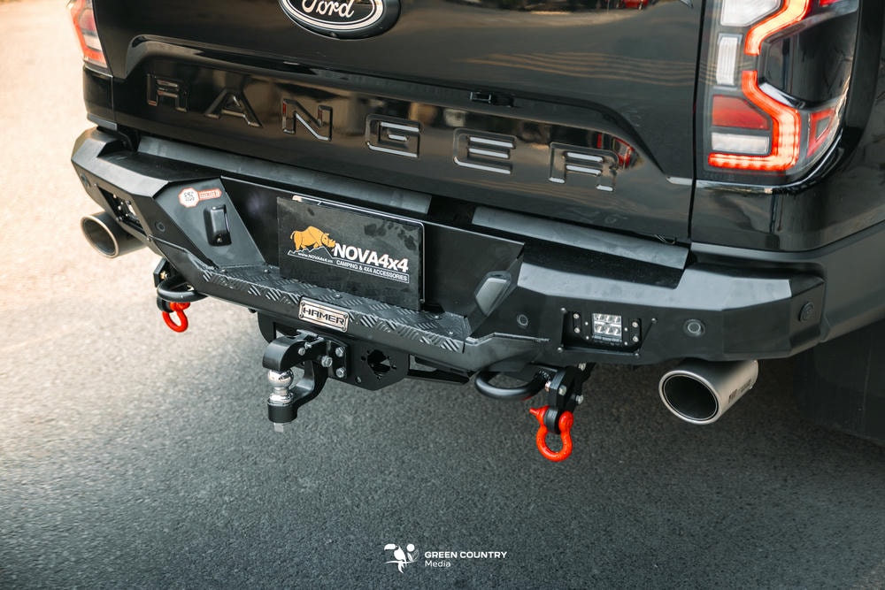 Cản trước Hamer Atlas AM111 & Cản sau Hamer MX204: Được chế tác từ thép chịu lực cao cấp, bộ đôi này không chỉ bảo vệ xe trước các va chạm mà còn tạo nên khung hình vuông vức, nam tính.