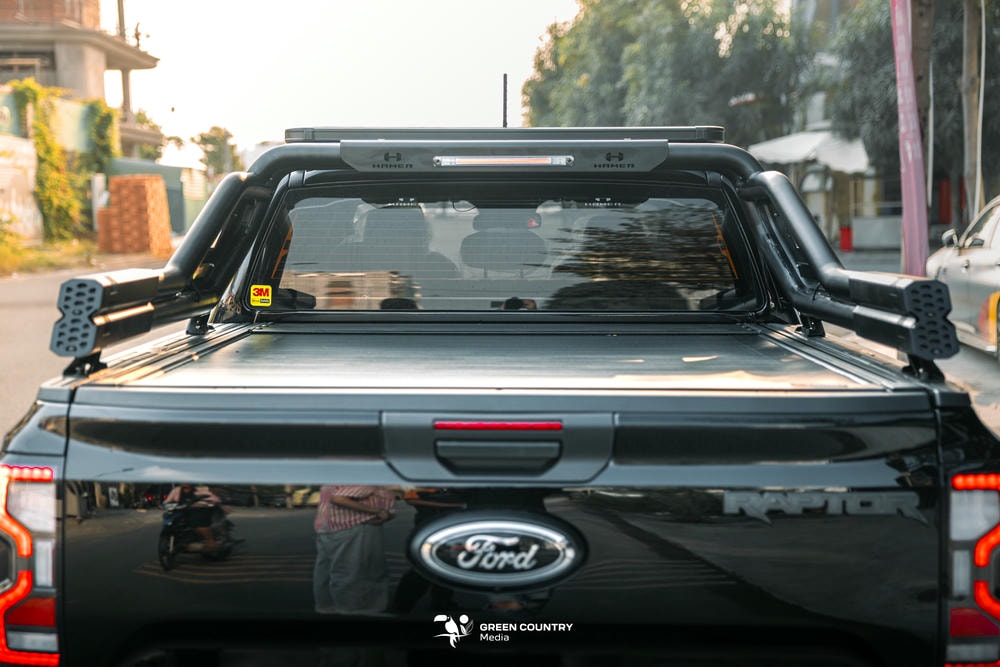 Thanh thể thao Hamer Night Fury HR2000: Kết hợp với nắp thùng cuộn cơ Option4x4, giúp tổng thể đuôi xe liền mạch và cứng cáp hơn hẳn so với nguyên bản.