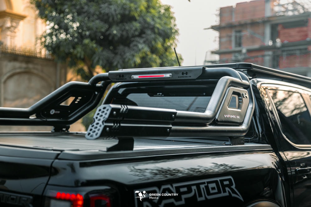 Thanh thể thao Hamer Night Fury HR2000: Kết hợp với nắp thùng cuộn cơ Option4x4, giúp tổng thể đuôi xe liền mạch và cứng cáp hơn hẳn so với nguyên bản.