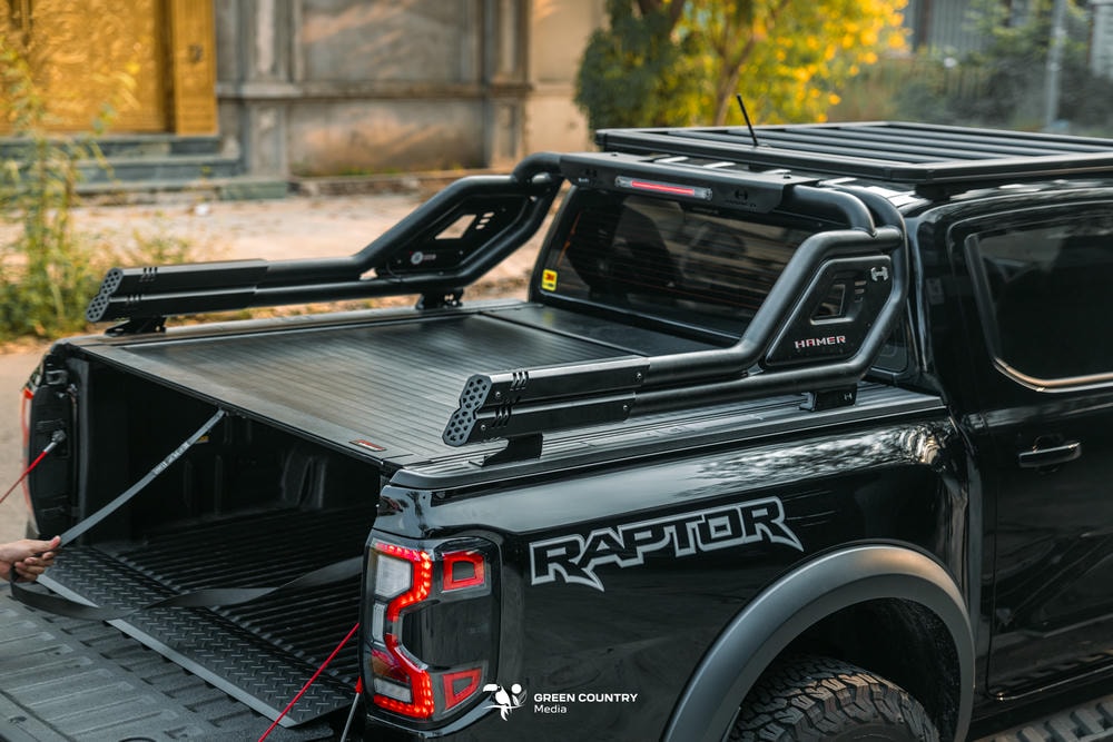 Thanh thể thao Hamer Night Fury HR2000: Kết hợp với nắp thùng cuộn cơ Option4x4, giúp tổng thể đuôi xe liền mạch và cứng cáp hơn hẳn so với nguyên bản.