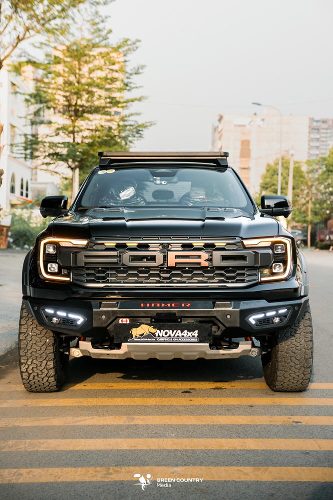 Cản trước Hamer Atlas AM111 & Cản sau Hamer MX204: Được chế tác từ thép chịu lực cao cấp, bộ đôi này không chỉ bảo vệ xe trước các va chạm mà còn tạo nên khung hình vuông vức, nam tính.