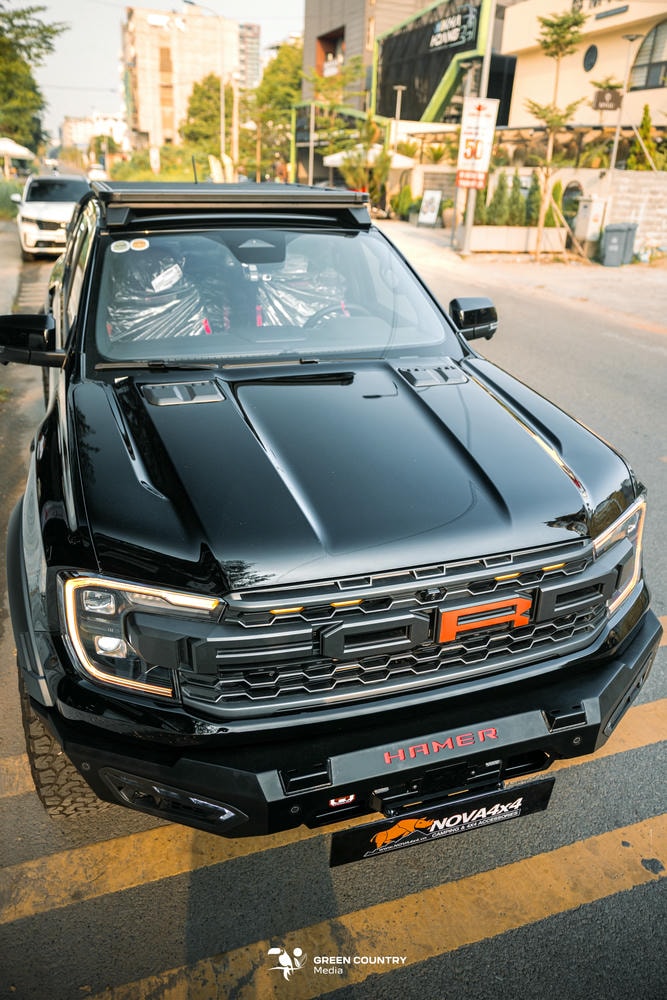 Cản trước Hamer Atlas AM111 & Cản sau Hamer MX204: Được chế tác từ thép chịu lực cao cấp, bộ đôi này không chỉ bảo vệ xe trước các va chạm mà còn tạo nên khung hình vuông vức, nam tính.