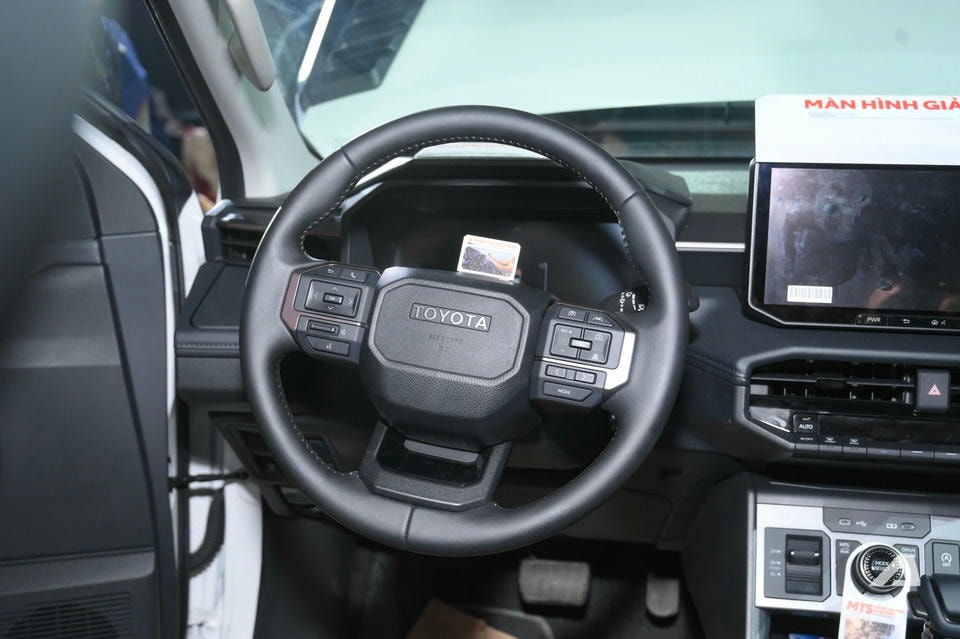 Nội thất Hilux 2026: Lột xác theo phong cách Land Cruiser ( Nguồn : AutoPro)