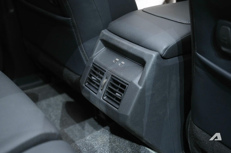 Nội thất Hilux 2026: Lột xác theo phong cách Land Cruiser ( Nguồn : AutoPro)