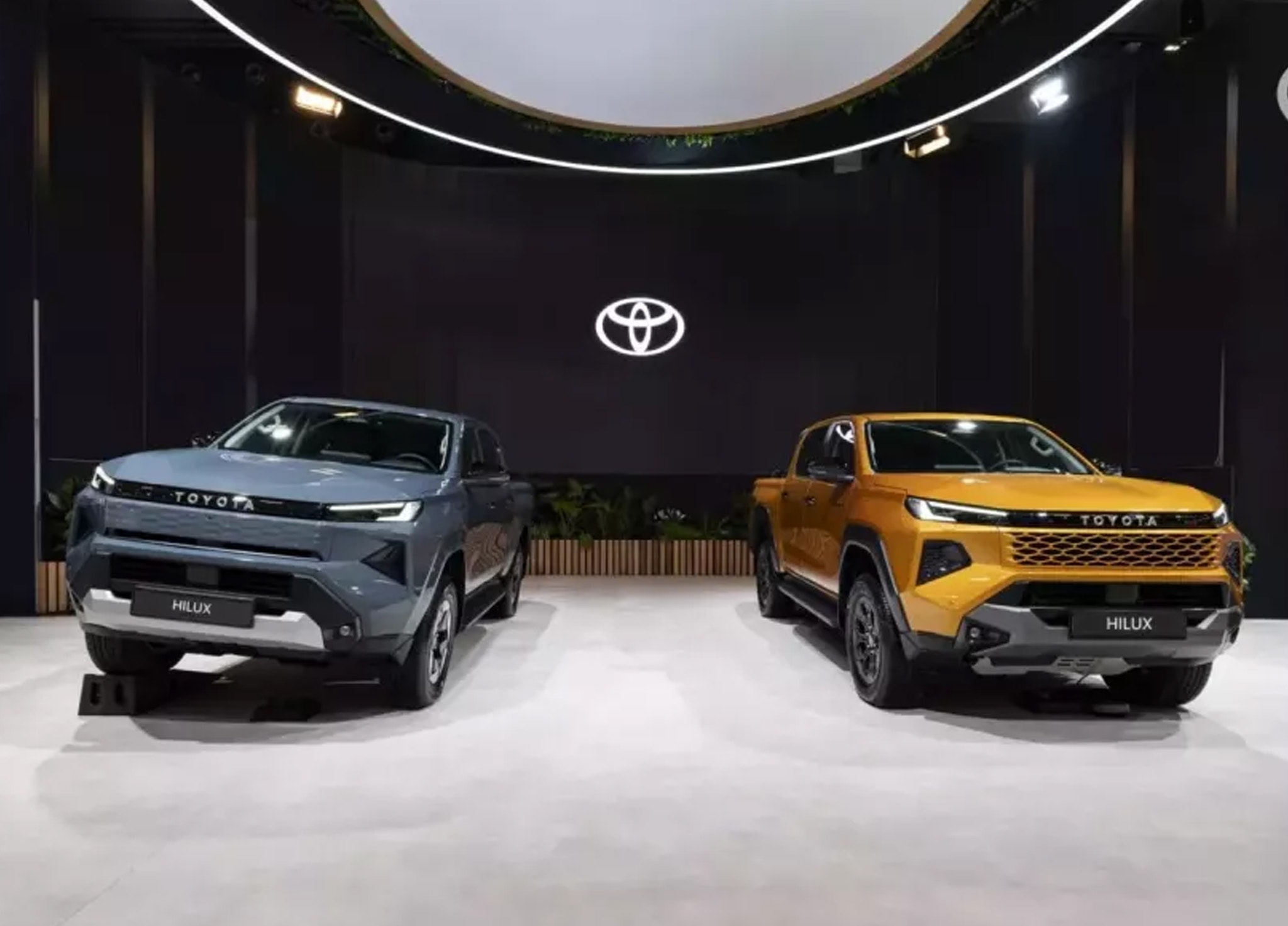 Xem trước thiết kế của Toyota Hilux 2026 phiên bản tay lái thuận sắp bán ở Việt Nam qua xe trưng bày tại Triển lãm Ô tô Brussels 2026.