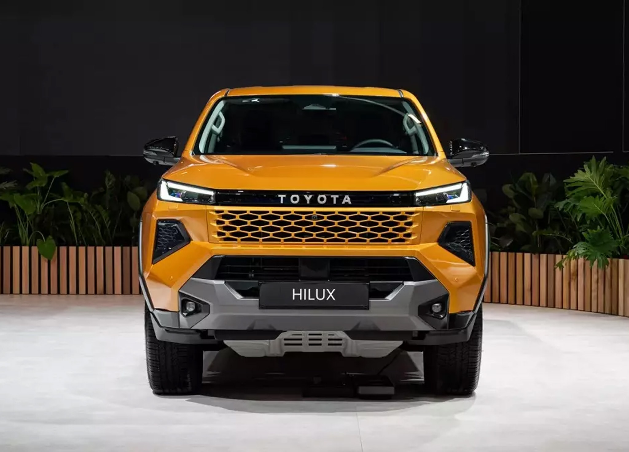 Xem trước thiết kế của Toyota Hilux 2026 phiên bản tay lái thuận sắp bán ở Việt Nam qua xe trưng bày tại Triển lãm Ô tô Brussels 2026.