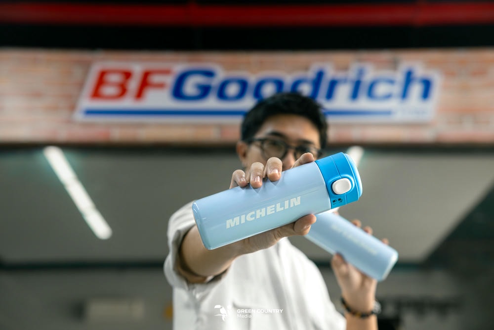 Cận cảnh quà tặng bình giữ nhiệt Michelin cao cấp