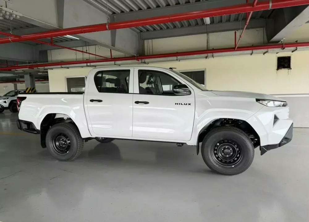 Toyota Hilux 2026 bản 1 cầu số sàn: 632 triệu có đủ sức đấu Triton và Ranger?