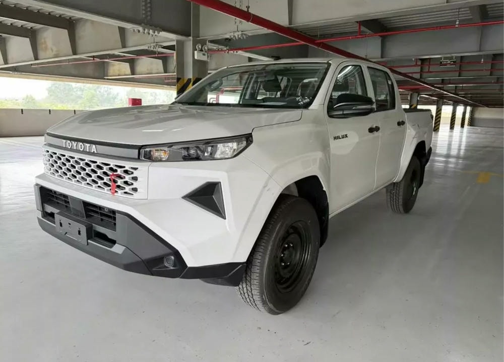 Toyota Hilux 2026 bản 1 cầu số sàn: 632 triệu có đủ sức đấu Triton và Ranger?