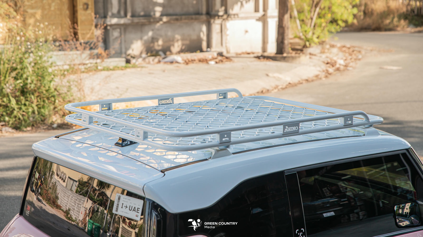 Vinfast VF3 hồng lên baga Rhino Easy Cargo trắng Vinfast VF3 hồng lên baga Rhino Easy Cargo trắng