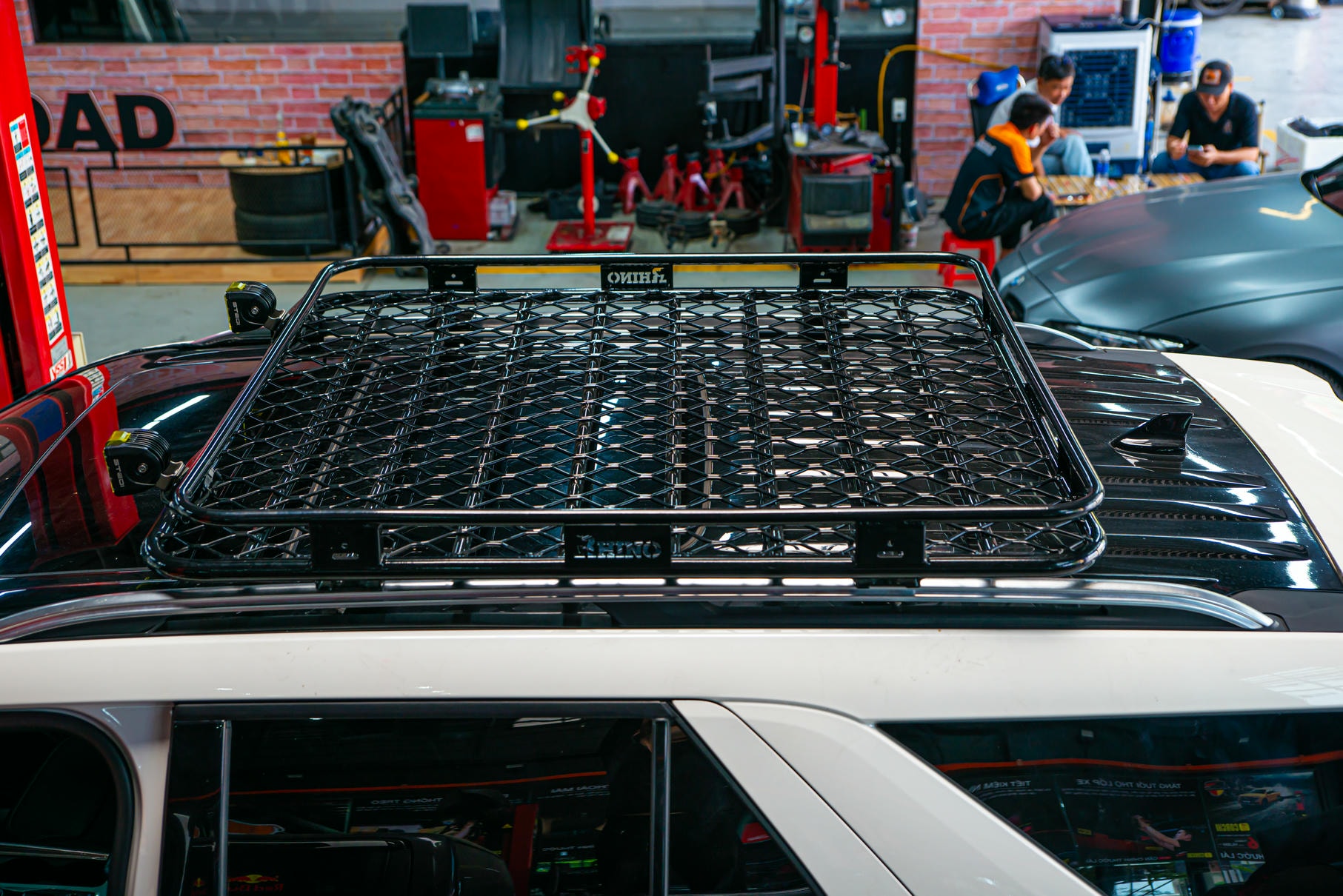 Baga mui Ford Explorer Nhôm Rhino Roof Rack - giải pháp tối ưu không gian chở hàng