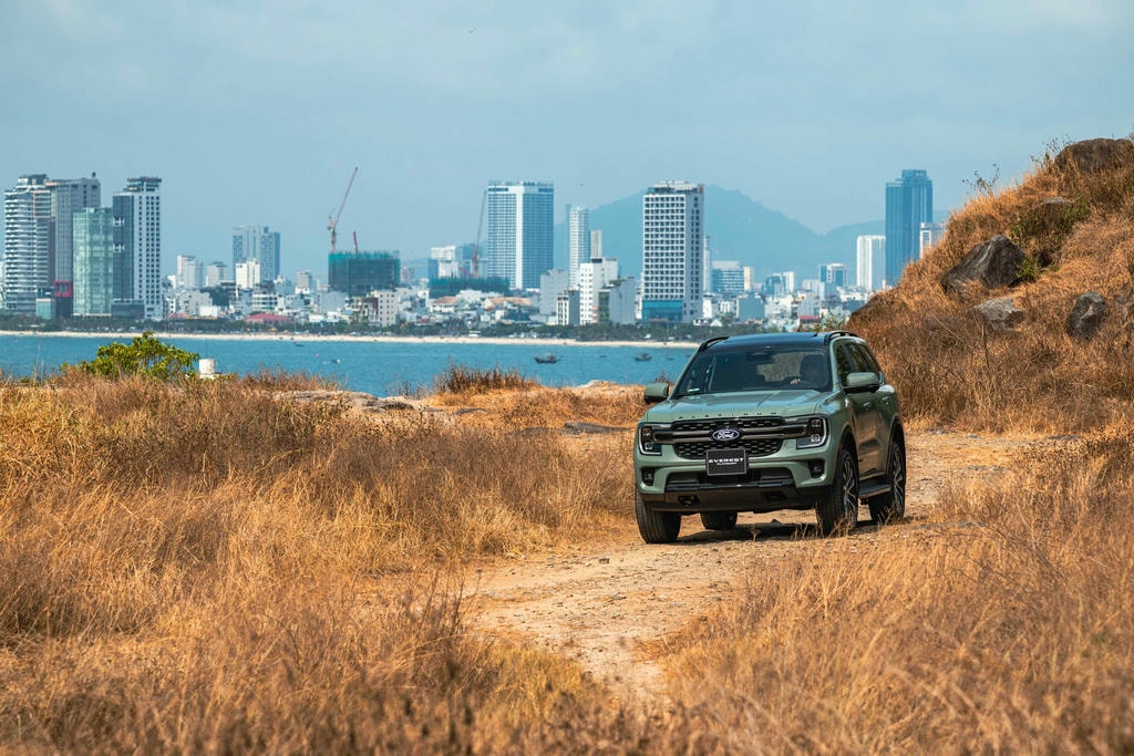Everest 2026 ra mắt Việt Nam: Bản Platinum+ máy xăng 300 mã lực ( Nguồn : Ford Việt Nam)