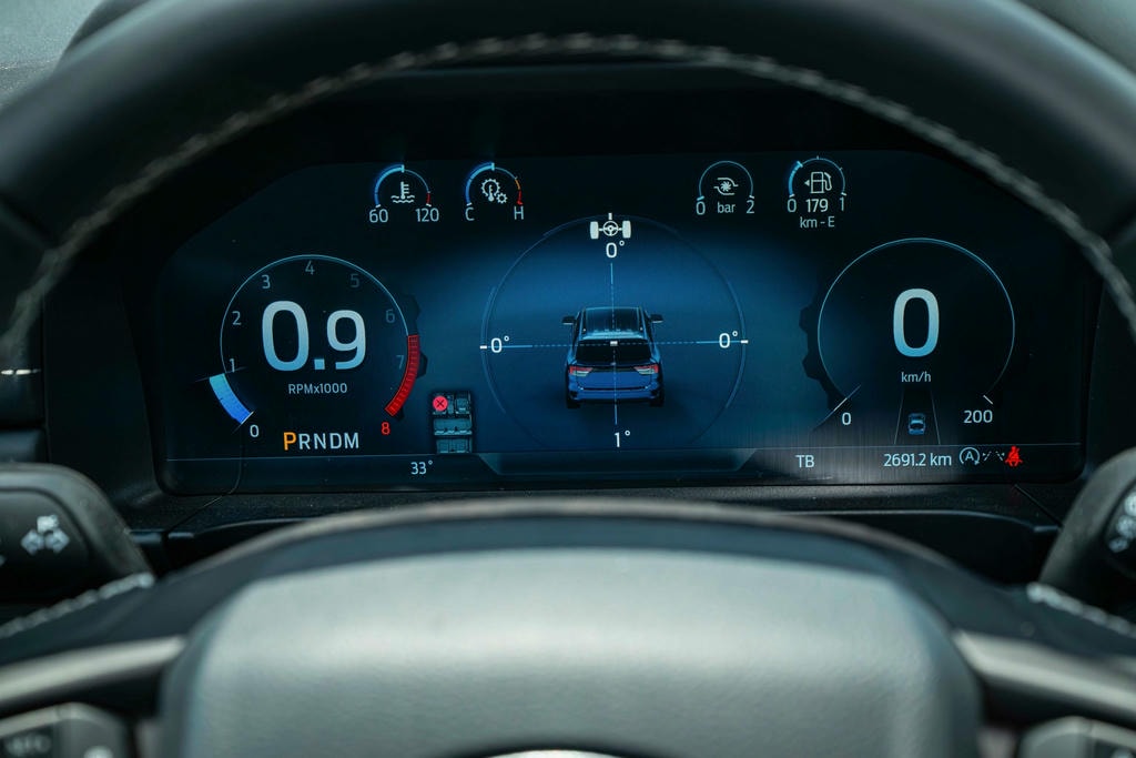Nội thất thiên về thực dụng, màn hình lớn đặt dọc dễ làm quen. Ảnh: Ford Việt Nam