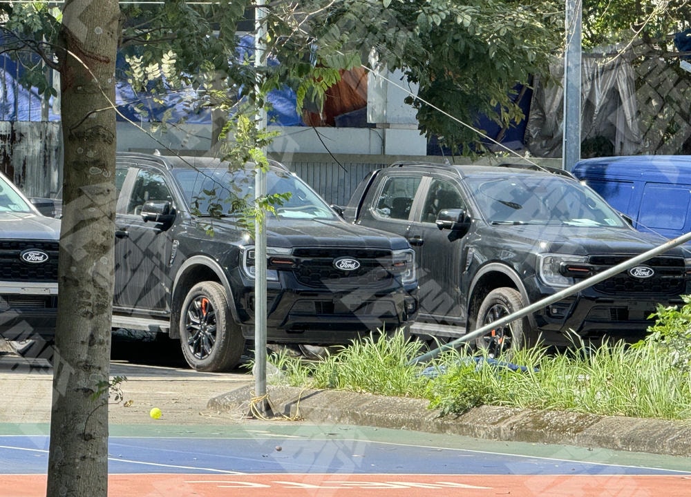 Hai chiếc Ford Ranger Wildtrak mới xuất hiện tại Việt Nam, với sự khác biệt ở cụm đèn pha. Ảnh: Bí mật Xe Biz