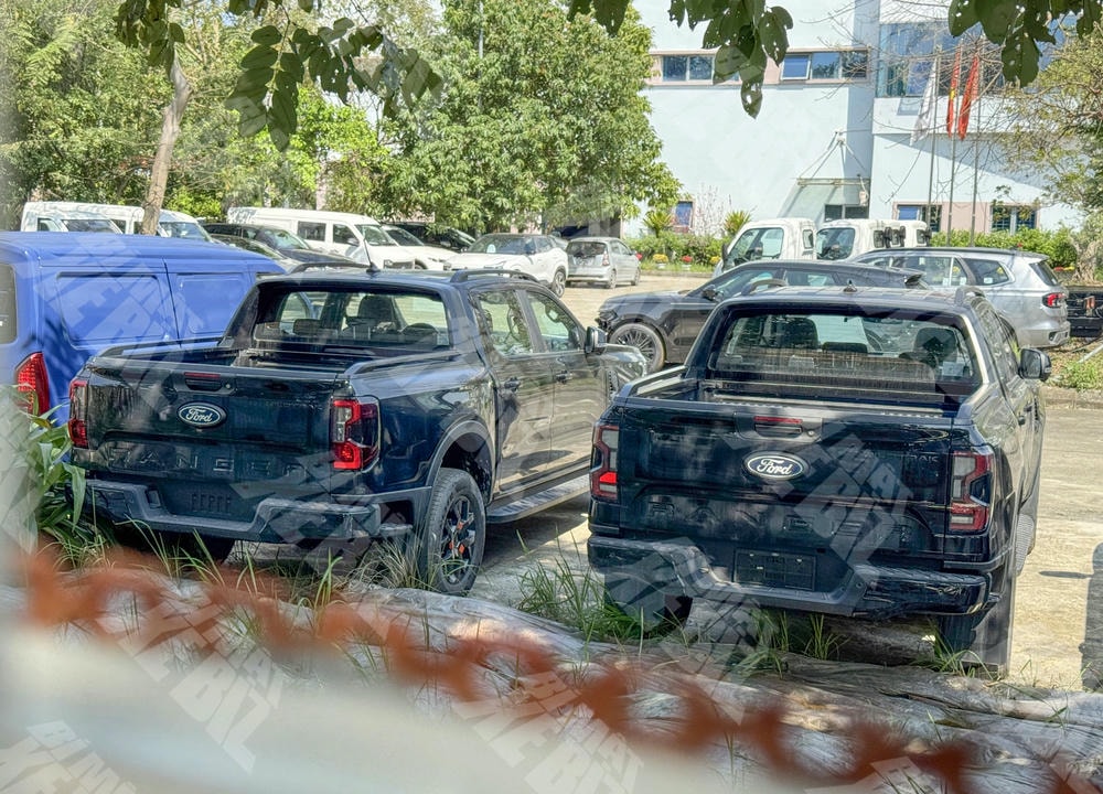Hai chiếc Ford Ranger Wildtrak mới xuất hiện tại Việt Nam, với sự khác biệt ở cụm đèn pha. Ảnh: Bí mật Xe Biz
