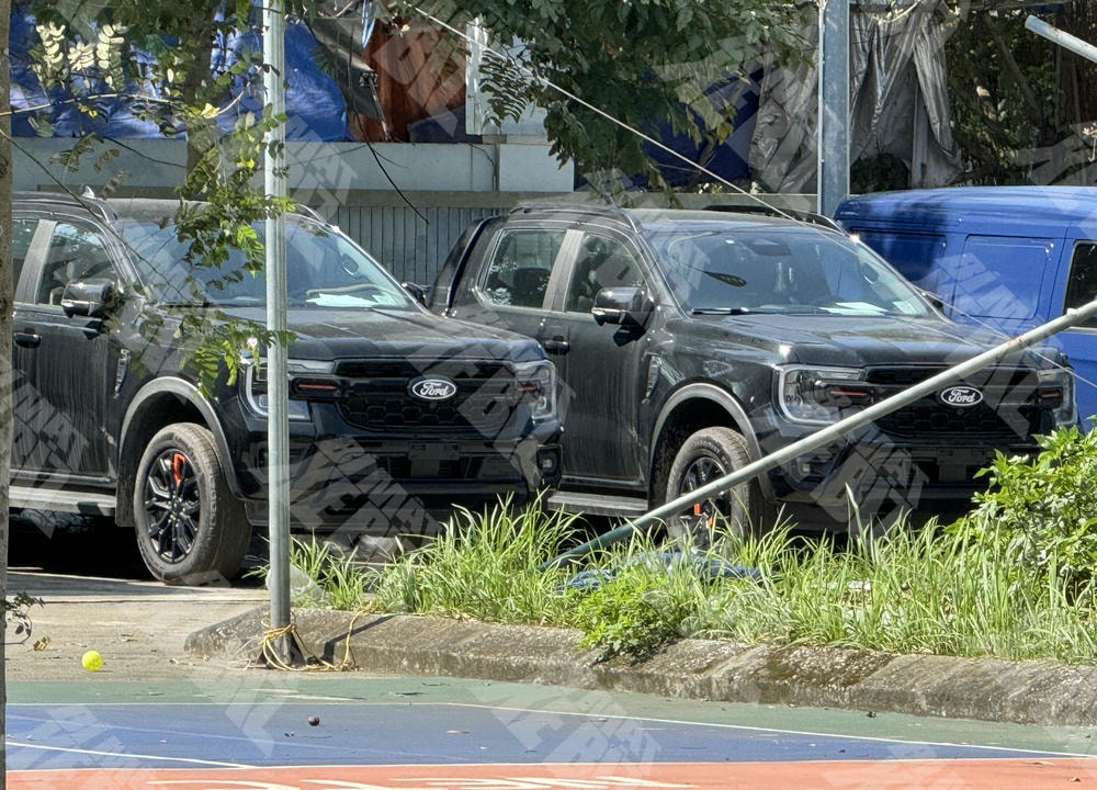 Hai chiếc Ford Ranger Wildtrak mới xuất hiện tại Việt Nam, với sự khác biệt ở cụm đèn pha. Ảnh: Bí mật Xe Biz