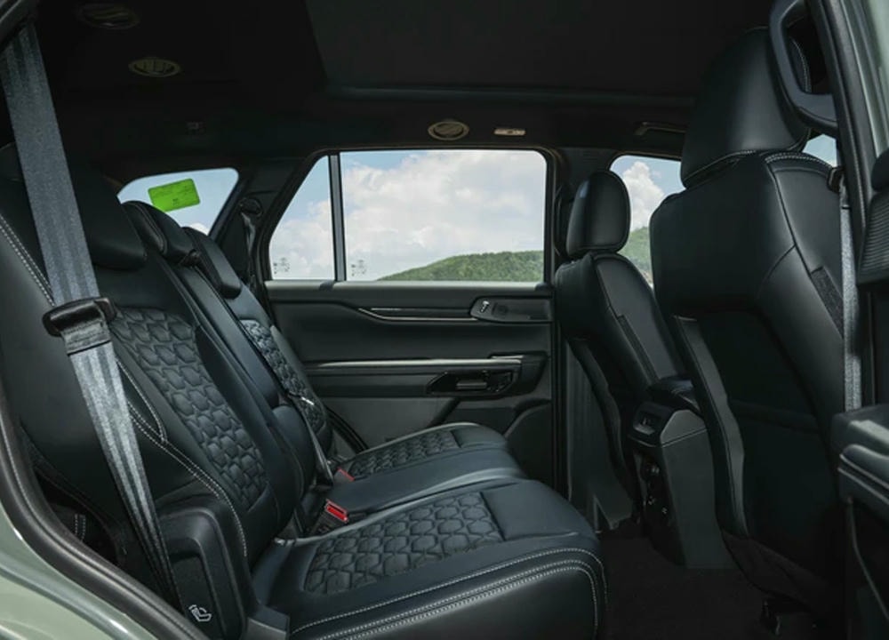Hàng ghế thứ ba gập điện, tối ưu không gian khi chở đồ. Ảnh: Ford Việt Nam